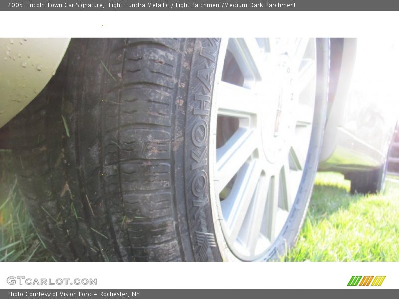 Light Tundra Metallic / Light Parchment/Medium Dark Parchment 2005 Lincoln Town Car Signature