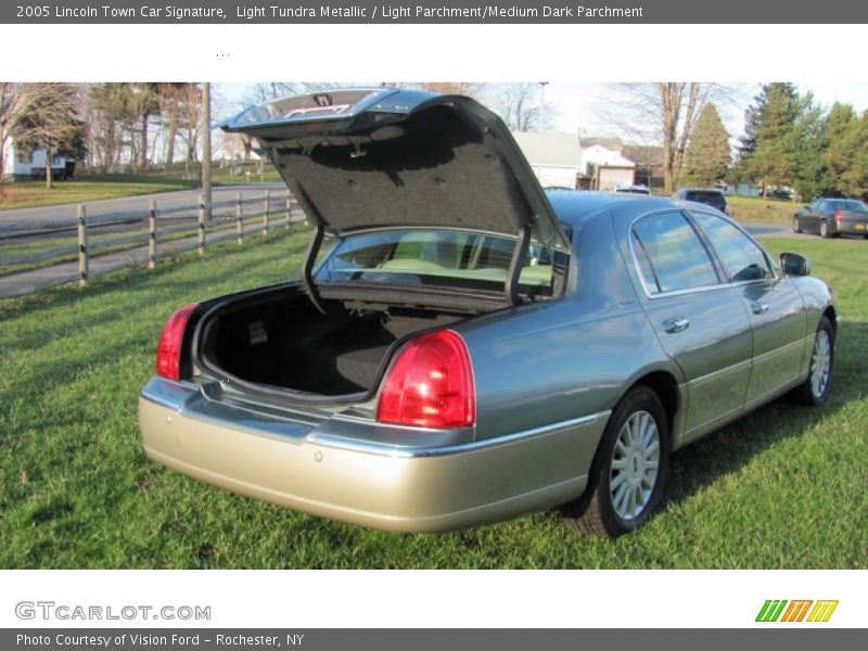 Light Tundra Metallic / Light Parchment/Medium Dark Parchment 2005 Lincoln Town Car Signature