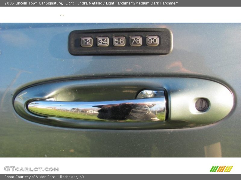 Light Tundra Metallic / Light Parchment/Medium Dark Parchment 2005 Lincoln Town Car Signature