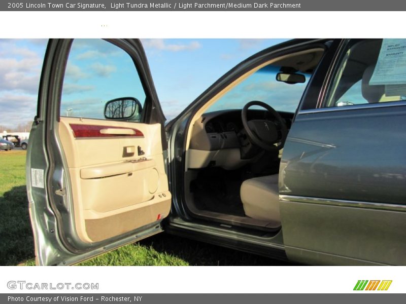 Light Tundra Metallic / Light Parchment/Medium Dark Parchment 2005 Lincoln Town Car Signature