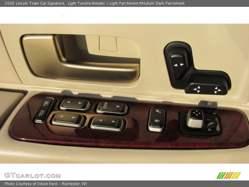 Controls of 2005 Town Car Signature