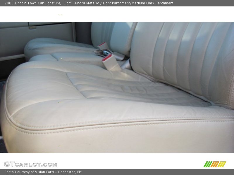 Light Tundra Metallic / Light Parchment/Medium Dark Parchment 2005 Lincoln Town Car Signature