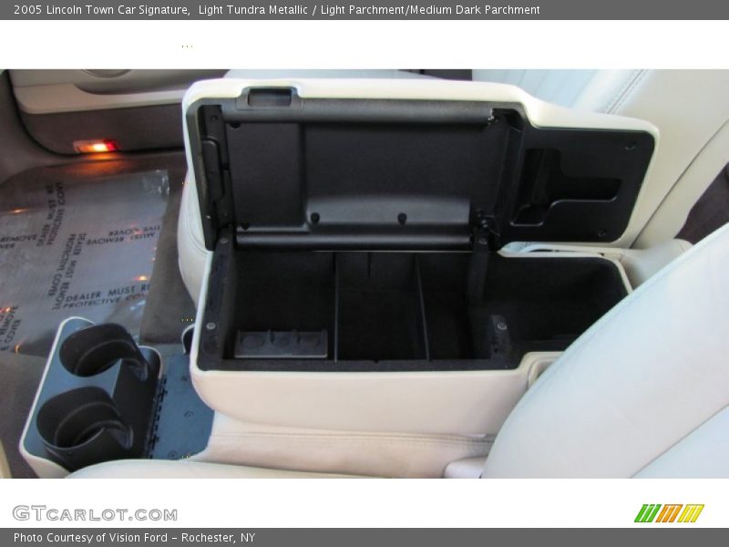 Light Tundra Metallic / Light Parchment/Medium Dark Parchment 2005 Lincoln Town Car Signature