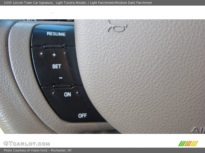 Light Tundra Metallic / Light Parchment/Medium Dark Parchment 2005 Lincoln Town Car Signature