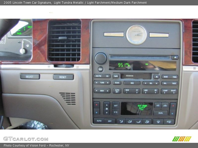 Controls of 2005 Town Car Signature
