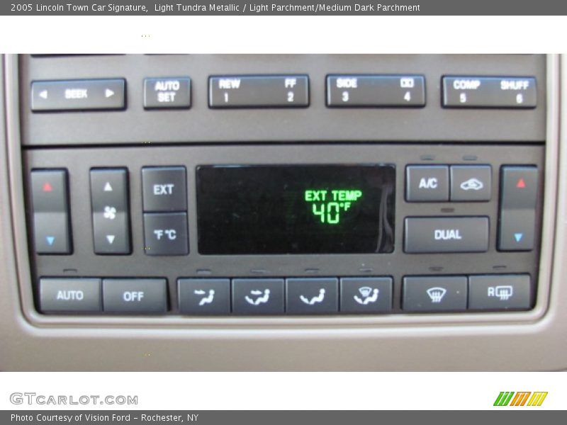 Controls of 2005 Town Car Signature