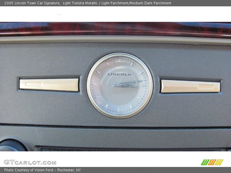 Light Tundra Metallic / Light Parchment/Medium Dark Parchment 2005 Lincoln Town Car Signature