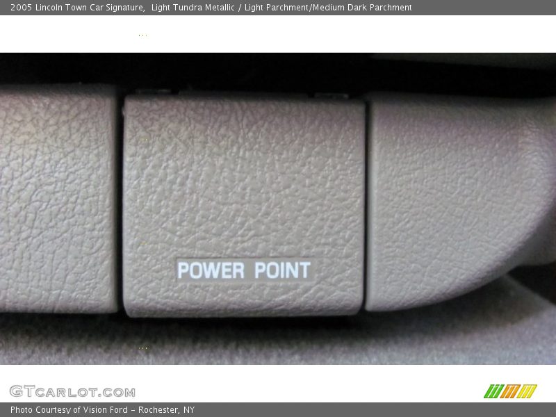 Light Tundra Metallic / Light Parchment/Medium Dark Parchment 2005 Lincoln Town Car Signature