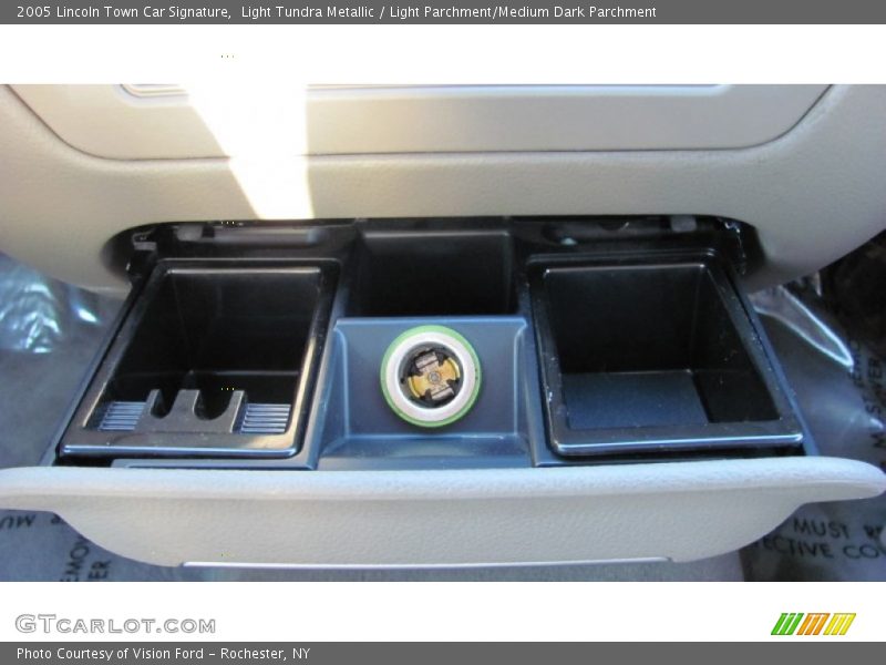 Light Tundra Metallic / Light Parchment/Medium Dark Parchment 2005 Lincoln Town Car Signature