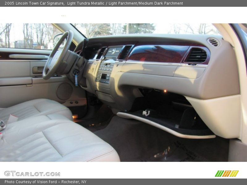 Light Tundra Metallic / Light Parchment/Medium Dark Parchment 2005 Lincoln Town Car Signature