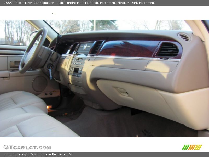 Light Tundra Metallic / Light Parchment/Medium Dark Parchment 2005 Lincoln Town Car Signature