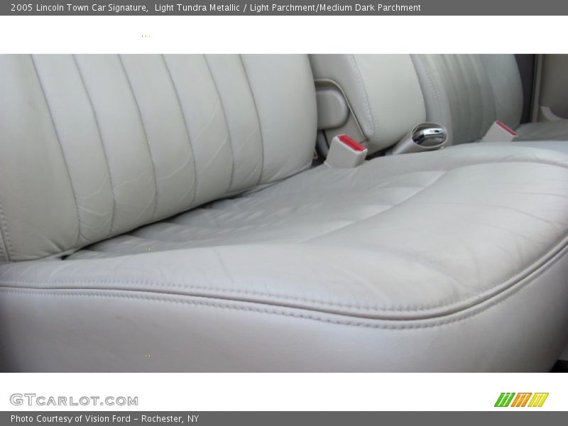 Light Tundra Metallic / Light Parchment/Medium Dark Parchment 2005 Lincoln Town Car Signature
