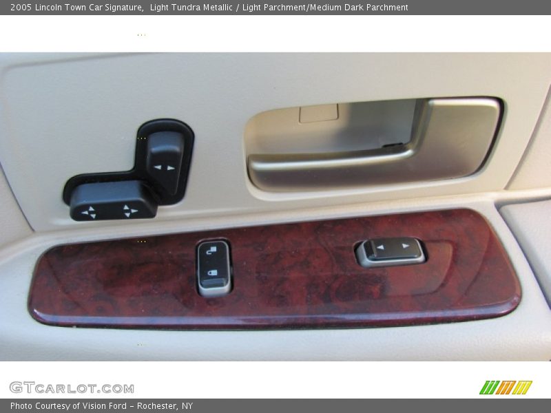 Light Tundra Metallic / Light Parchment/Medium Dark Parchment 2005 Lincoln Town Car Signature