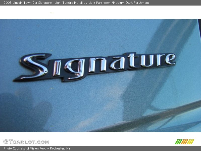  2005 Town Car Signature Logo