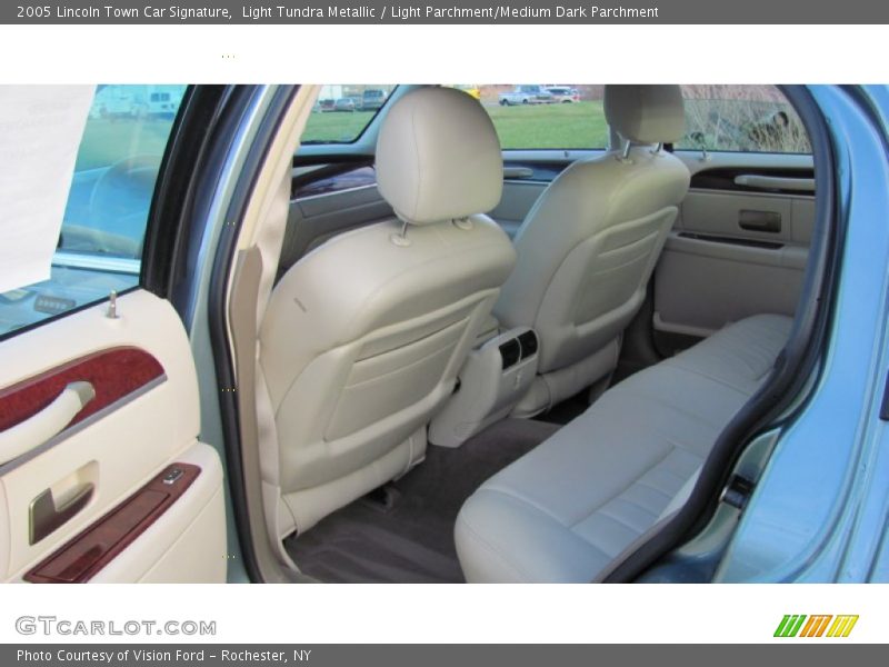  2005 Town Car Signature Light Parchment/Medium Dark Parchment Interior
