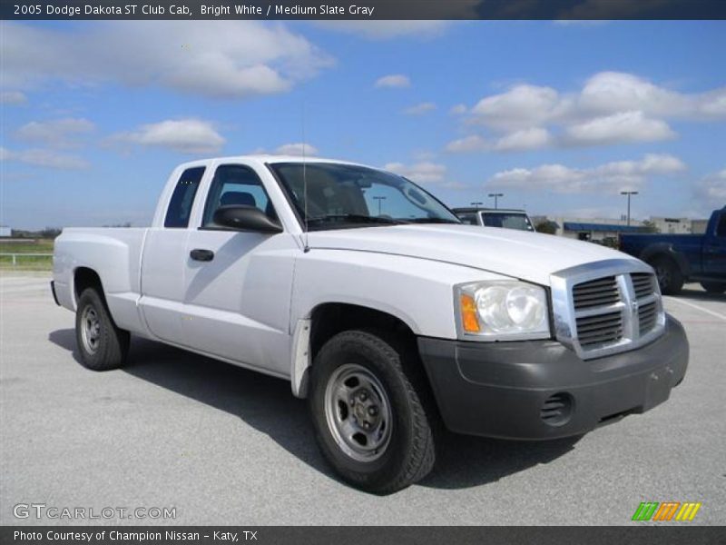 Front 3/4 View of 2005 Dakota ST Club Cab
