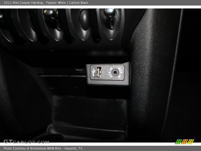 Pepper White / Carbon Black 2011 Mini Cooper Hardtop