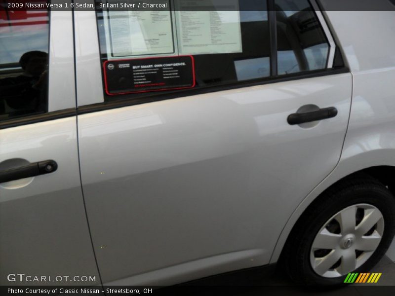 Brillant Silver / Charcoal 2009 Nissan Versa 1.6 Sedan