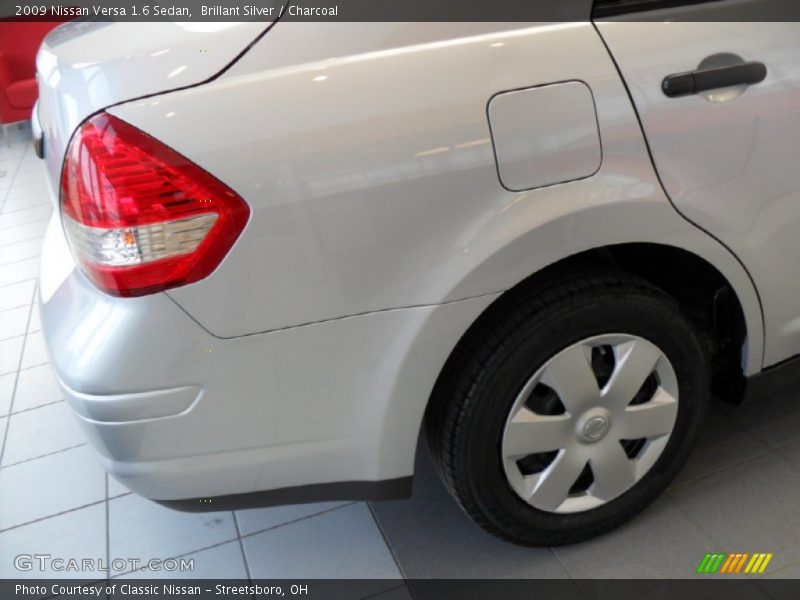 Brillant Silver / Charcoal 2009 Nissan Versa 1.6 Sedan