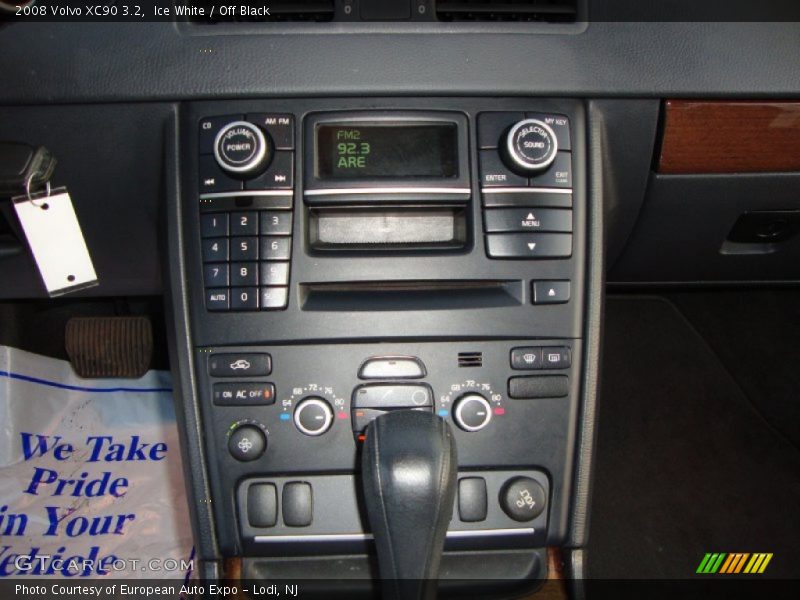 Ice White / Off Black 2008 Volvo XC90 3.2