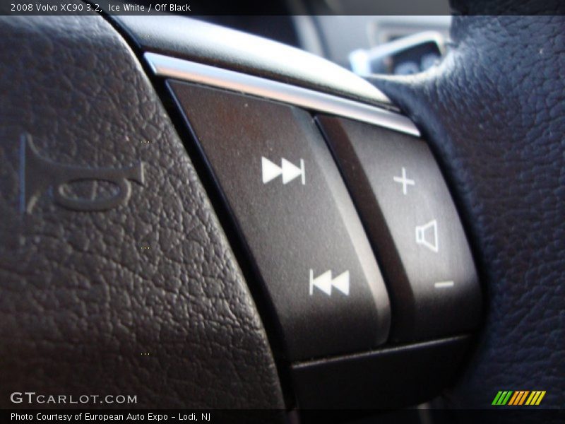 Ice White / Off Black 2008 Volvo XC90 3.2