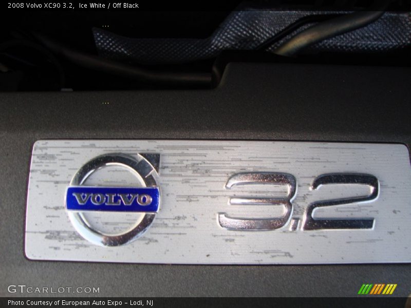 Ice White / Off Black 2008 Volvo XC90 3.2