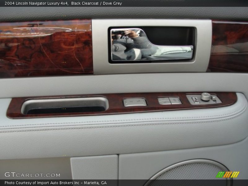 Black Clearcoat / Dove Grey 2004 Lincoln Navigator Luxury 4x4