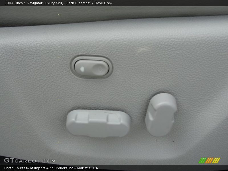 Black Clearcoat / Dove Grey 2004 Lincoln Navigator Luxury 4x4