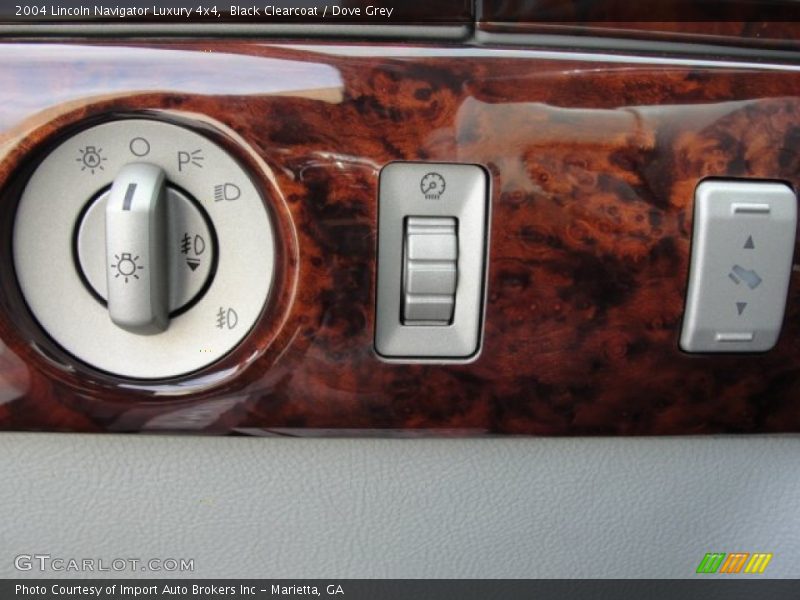 Black Clearcoat / Dove Grey 2004 Lincoln Navigator Luxury 4x4