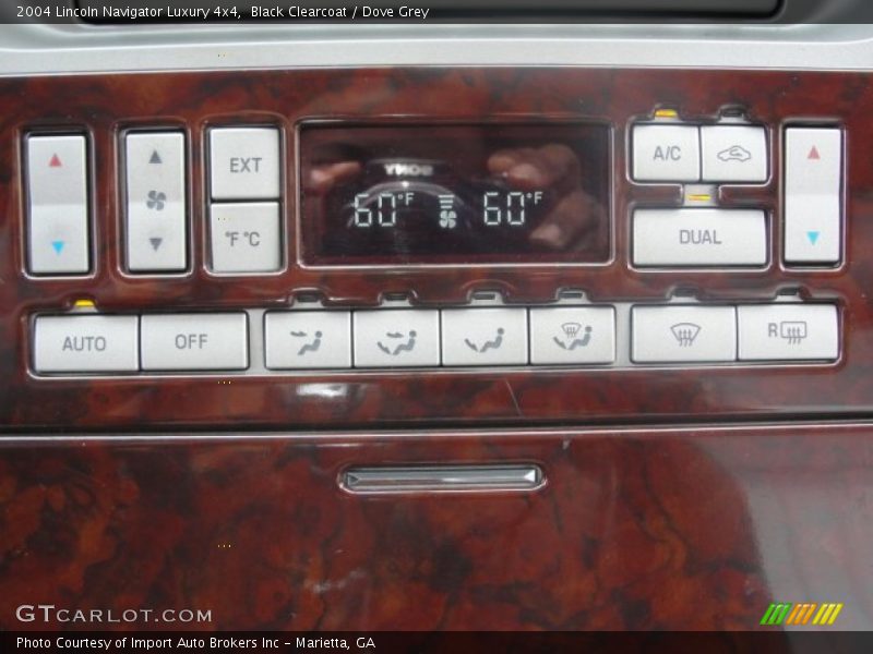 Controls of 2004 Navigator Luxury 4x4