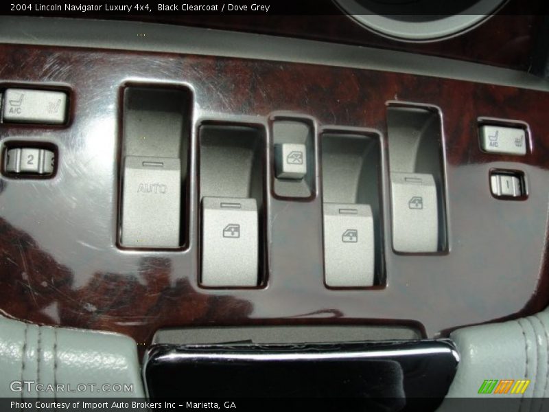 Controls of 2004 Navigator Luxury 4x4