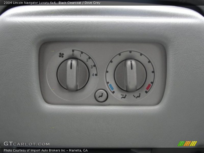 Controls of 2004 Navigator Luxury 4x4