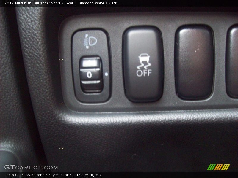 Diamond White / Black 2012 Mitsubishi Outlander Sport SE 4WD
