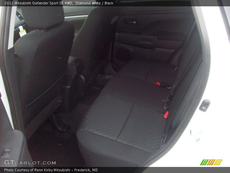 Diamond White / Black 2012 Mitsubishi Outlander Sport SE 4WD