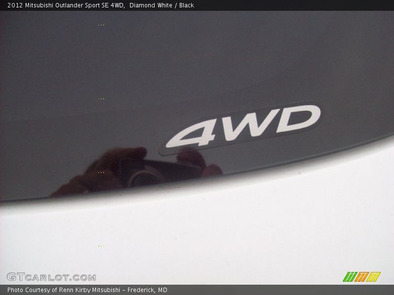 Diamond White / Black 2012 Mitsubishi Outlander Sport SE 4WD
