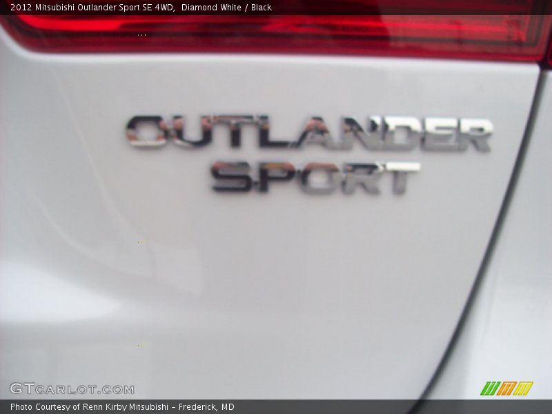 Diamond White / Black 2012 Mitsubishi Outlander Sport SE 4WD