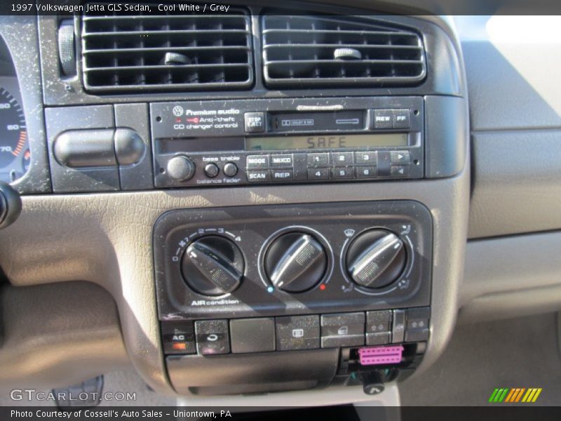 Cool White / Grey 1997 Volkswagen Jetta GLS Sedan