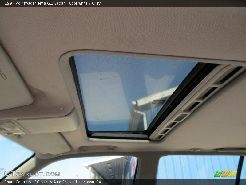 Cool White / Grey 1997 Volkswagen Jetta GLS Sedan