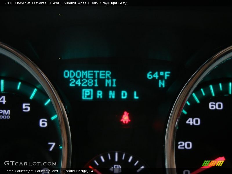 Summit White / Dark Gray/Light Gray 2010 Chevrolet Traverse LT AWD