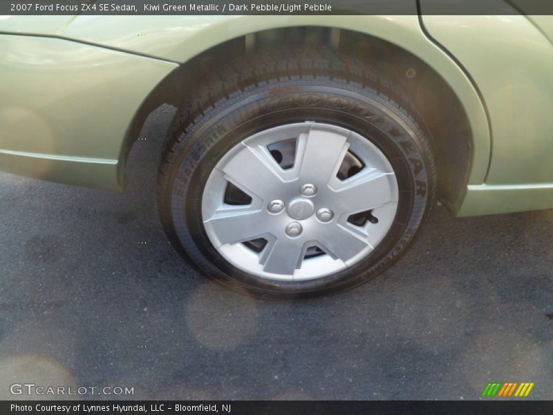 Kiwi Green Metallic / Dark Pebble/Light Pebble 2007 Ford Focus ZX4 SE Sedan
