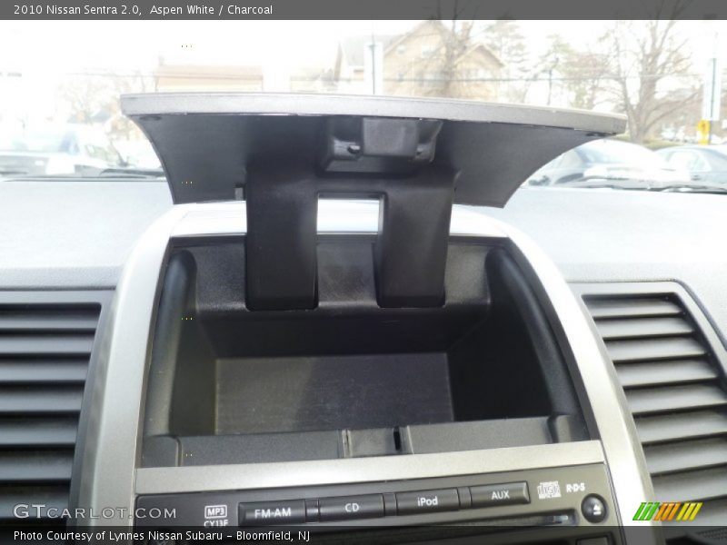 Aspen White / Charcoal 2010 Nissan Sentra 2.0