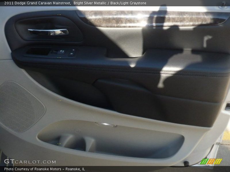 Bright Silver Metallic / Black/Light Graystone 2011 Dodge Grand Caravan Mainstreet