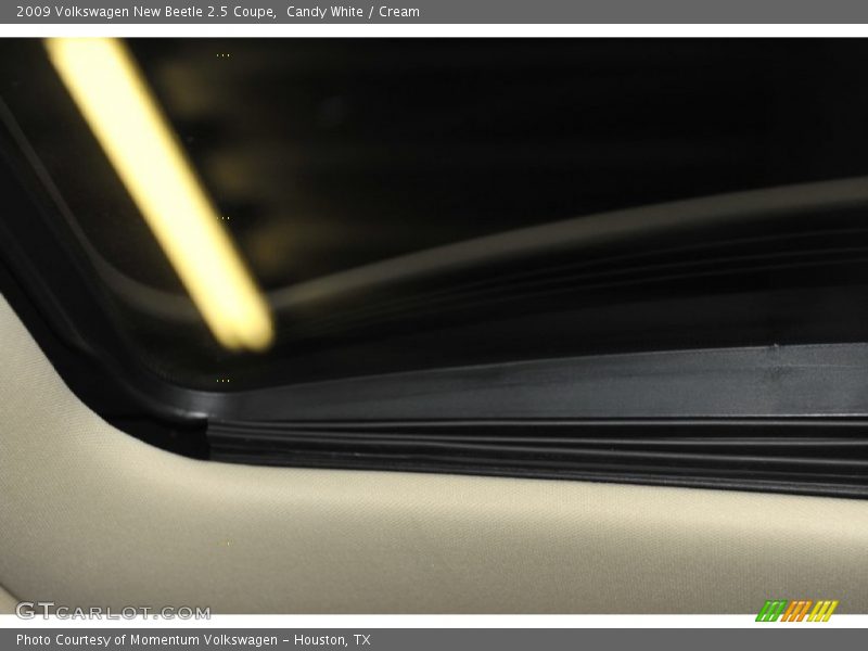 Candy White / Cream 2009 Volkswagen New Beetle 2.5 Coupe