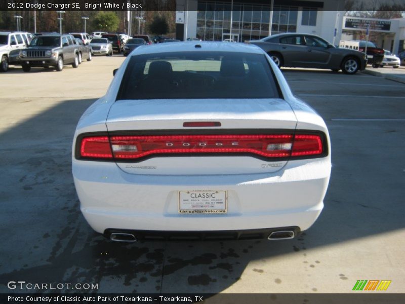 Bright White / Black 2012 Dodge Charger SE