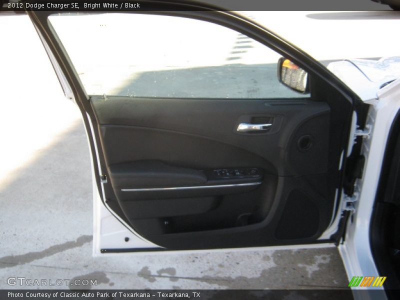 Bright White / Black 2012 Dodge Charger SE