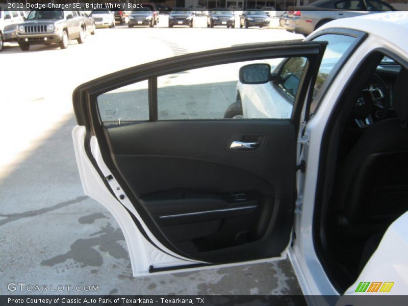 Bright White / Black 2012 Dodge Charger SE