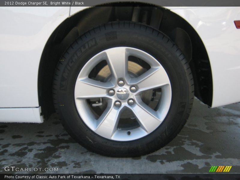 Bright White / Black 2012 Dodge Charger SE