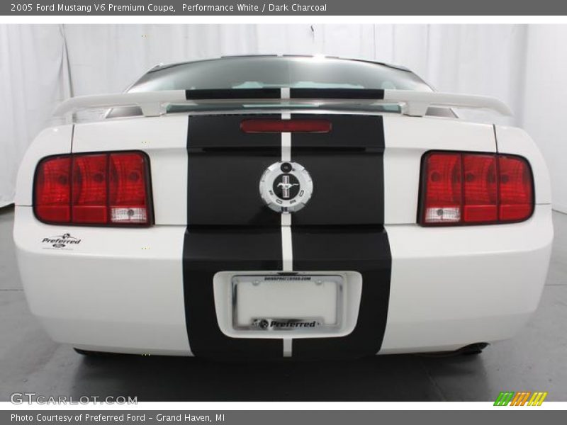 Performance White / Dark Charcoal 2005 Ford Mustang V6 Premium Coupe