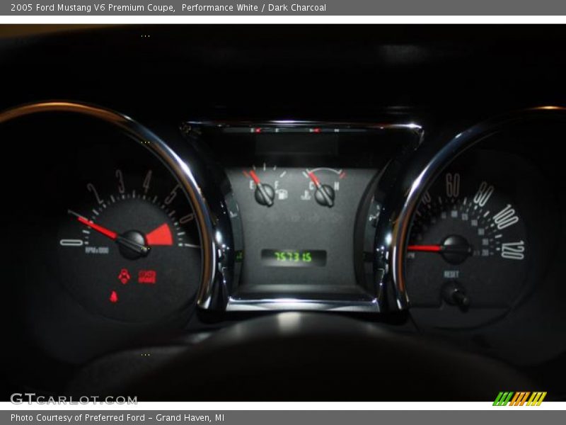 Performance White / Dark Charcoal 2005 Ford Mustang V6 Premium Coupe