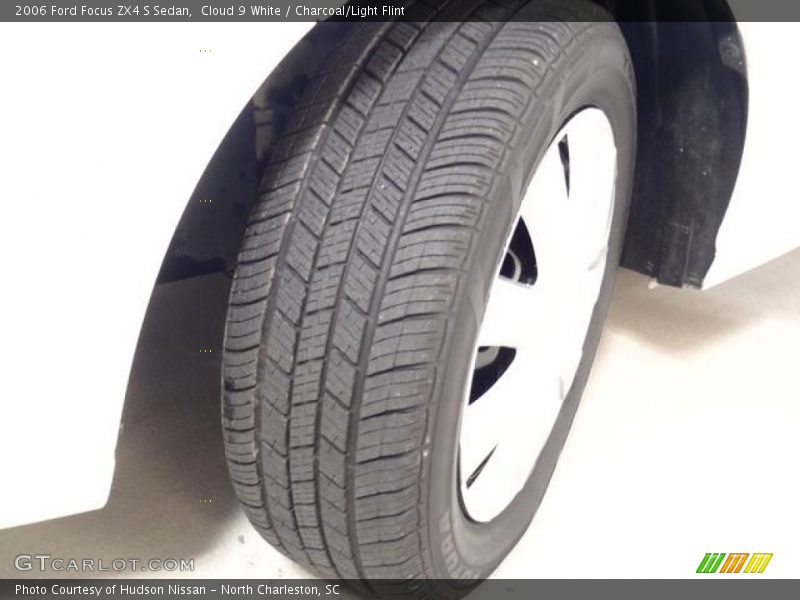 Cloud 9 White / Charcoal/Light Flint 2006 Ford Focus ZX4 S Sedan